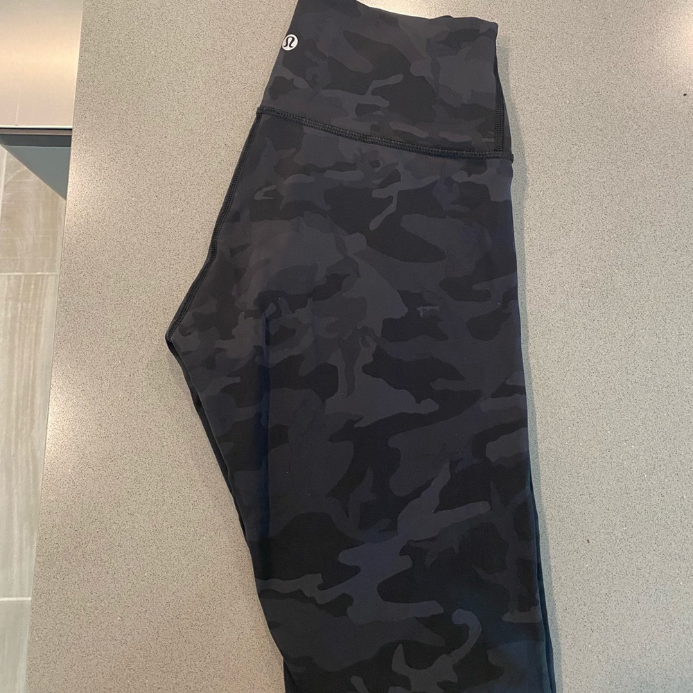 Lululemon - wunder under leggings - size 6